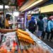 Dokumentasi-Pedagang menunggu pembeli di kawasan wisata kuliner Pasar Lama, Tangerang, Banten, Senin (6/9/2021). Pemerintah memutuskan kembali melanjutkan status PPKM di Pulau Jawa-Bali sejak Selasa (7/9) hingga Senin 13 September 2021. ANT FOTO/Rivan Awal Lingga/foc.