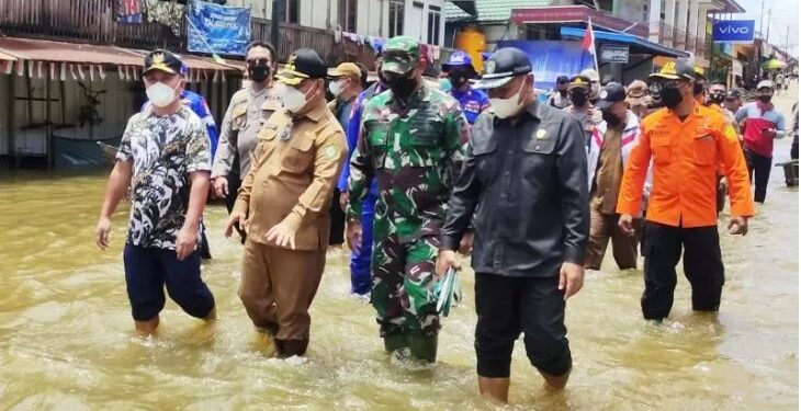 Wakil Ketua DPRD Kotawaringin Timur Rudianur (kanan) bersama Bupati Halikinnor saat mendampingi Gubernur Sugianto Sabran meninjau lokasi banjir di Kecamatan Mentaya Hulu, Rabu (8/9/2021). ANT/HO-DPRD Kotim