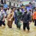 Wakil Ketua DPRD Kotawaringin Timur Rudianur (kanan) bersama Bupati Halikinnor saat mendampingi Gubernur Sugianto Sabran meninjau lokasi banjir di Kecamatan Mentaya Hulu, Rabu (8/9/2021). ANT/HO-DPRD Kotim