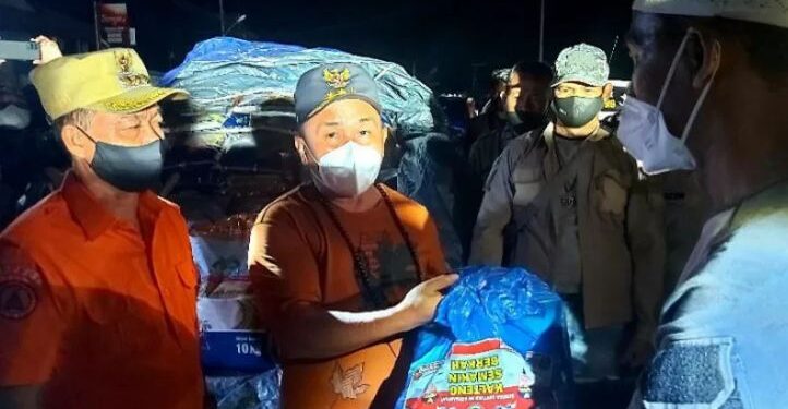Gubernur Kalteng Sugianto Sabran (tengah) didampingi Bupati Katingan Sakariyas (kiri) menyerahkan paket bantuan sembako untuk bisa segera disalurkan kepada masyarakat di kabupaten setempat, Selasa (7/9/2021).