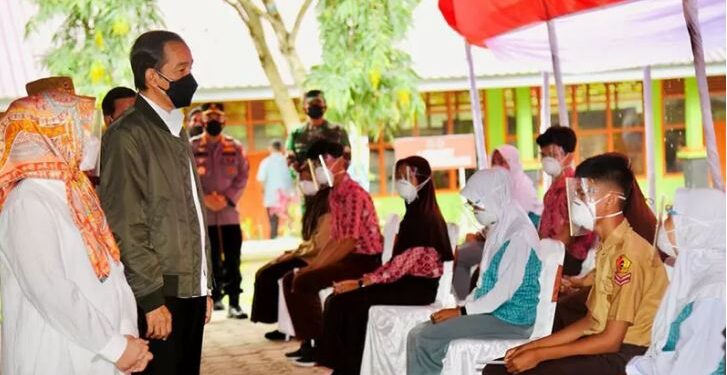 Presiden Joko Widodo (Jokowi) yang didampingi Ibu Negara Iriana Joko Widodo meninjau vaksinasi bagi pelajar yang digelar di SMA Negeri 3 Wajo, Kabupaten Wajo, Sulawesi Selatan, Kamis (9/9/2021). ANT/IST/HO-Biro Pers Sekretariat Presiden-Rusman/pri.