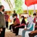 Presiden Joko Widodo (Jokowi) yang didampingi Ibu Negara Iriana Joko Widodo meninjau vaksinasi bagi pelajar yang digelar di SMA Negeri 3 Wajo, Kabupaten Wajo, Sulawesi Selatan, Kamis (9/9/2021). ANT/IST/HO-Biro Pers Sekretariat Presiden-Rusman/pri.