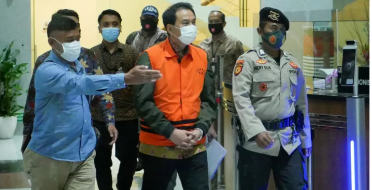 Azis Syamsuddin memakai rompi jingga usai menjalani pemeriksaan di Gedung KPK, Jakarta, Sabtu (25/9/2021). KPK resmi menahan Azis Syamsuddin sebagai tersangka setelah dijemput paksa oleh tim penyidik atas kasus dugaan suap penanganan perkara di Kabupaten Lampung Tengah. ANT/IST.