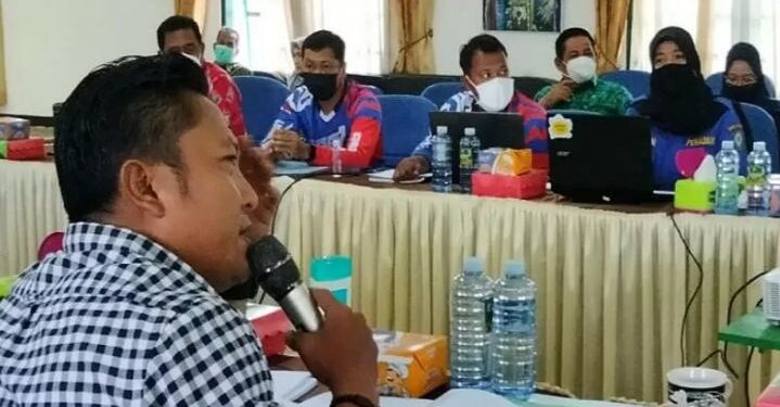 Anggota Komisi III DPRD Kabupaten Kotawaringin Timur Dadang Siswanto menyampaikan pendapatnya saat rapat perubahan APBD membahas anggaran penanggulangan bencana, Jumat (10/9/2021). ANT/IST