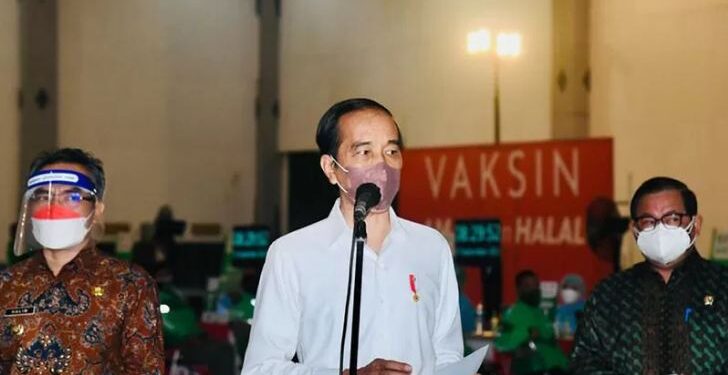 Presiden RI Joko Widodo didampingi Sekretaris Kabinet Pramono Anung (kanan) meninjau vaksinasi COVID-19 untuk masyarakat, di Jogja Expo Center, Bantul, Yogyakarta, Jumat (10/9/2021). ANT/IST