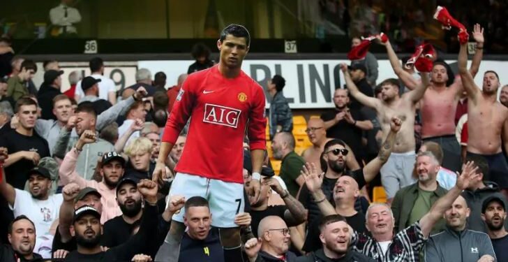 Suporter Manchester United antusias menyambut keputusan Cristiano Ronaldo bergabung dengan Setan Merah setelah pertandingan Liga Inggris Wolverhampton Wanderers vs Manchester United di Molineux Stadium, Wolverhampton, Inggris (29/8/2021). FOTO/Action Images via Reuters/Carl Recine/aww.