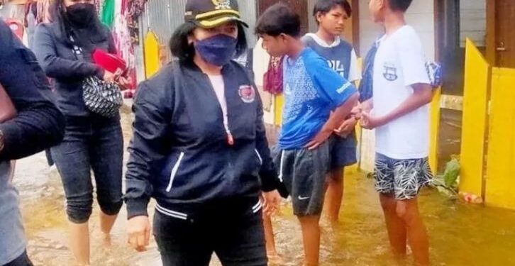 Ketua DPRD Kabupaten Kotawaringin Timur, Rinie saat memantau kondisi banjir di wilayah utara, Rabu (8/9/2021). ANT/IST