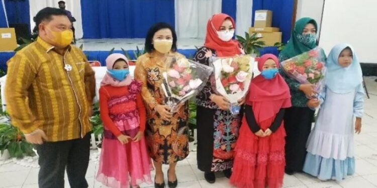 Bupati Halikinnor berfoto bersama tiga perempuan yang dinilai menginspirasi yaitu Rinie, Irawati dan Siti Khairiyah saat Musyawarah Daerah I GOW Kotawaringin Timur, Sabtu (11/9/2021). (ANT)