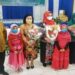 Bupati Halikinnor berfoto bersama tiga perempuan yang dinilai menginspirasi yaitu Rinie, Irawati dan Siti Khairiyah saat Musyawarah Daerah I GOW Kotawaringin Timur, Sabtu (11/9/2021). (ANT)
