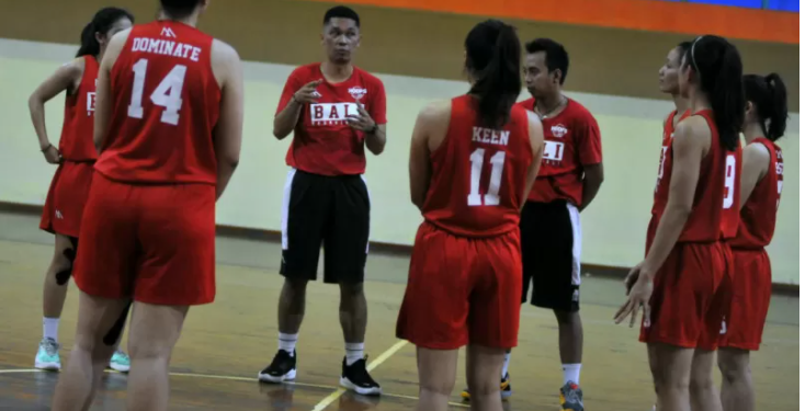 Ilustrasi - Pelatih tim basket putri Bali, Muflih Farhan (tengah) memberikan instruksi kepada para pemainnya menjelang Pekan Olahraga Nasional (PON) XX Papua. ANT/IST