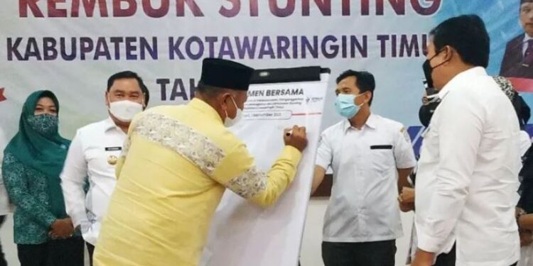 Wakil Ketua DPRD Kotawaringin Timur Rudianur menandatangani komitmen bersama mendukung penanggulangan stunting, Rabu (1/9/2021). (ANT)
