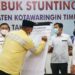 Wakil Ketua DPRD Kotawaringin Timur Rudianur menandatangani komitmen bersama mendukung penanggulangan stunting, Rabu (1/9/2021). (ANT)