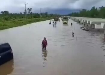 Kondisi banjir Jalan Trans Kalimantan di wilayah Bukit Rawi Kabupaten Pulang Pisau, Senin (13/9/2021). (IST)