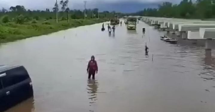 Kondisi banjir Jalan Trans Kalimantan di wilayah Bukit Rawi Kabupaten Pulang Pisau, Senin (13/9/2021). (IST)