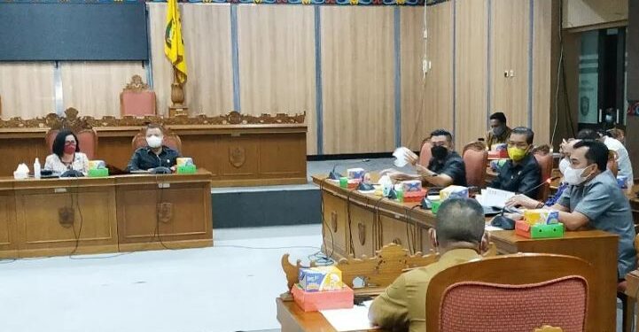 Rapat kompilasi pembahasan APBD Perubahan 2021 di ruang rapat paripurna DPRD Kotawaringin Timur, Senin (13/9/2021). ANT/IST