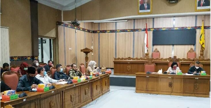 Suasana rapat kompilasi APBD Perubahan 2021 di ruang rapat paripurna DPRD Kotawaringin Timur, Senin (13/9/2021). ANT/IST