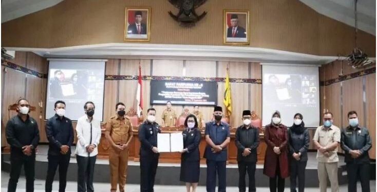 Bupati Halikinnor bersama unsur pimpinan DPRD Kotawaringin Timur menandatangani persetujuan bersama Raperda tentang Perubahan APBD tahun anggaran 2021 dalam rapat paripurna DPRD, Selasa (14/9/2021). ANT/IST