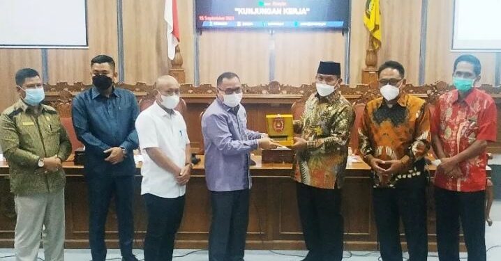 Ketua Komisi III DPRD Kotawaringin Timur Sanidin (kiri) menerima cinderamata dari rombongan DPRD Kotawaringin Barat yang berkunjung ke Sampit untuk melakukan kaji banding terkait bidang pendidikan dan ekonomi, Rabu (15/9/2021). ANT/IST