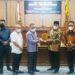 Ketua Komisi III DPRD Kotawaringin Timur Sanidin (kiri) menerima cinderamata dari rombongan DPRD Kotawaringin Barat yang berkunjung ke Sampit untuk melakukan kaji banding terkait bidang pendidikan dan ekonomi, Rabu (15/9/2021). ANT/IST