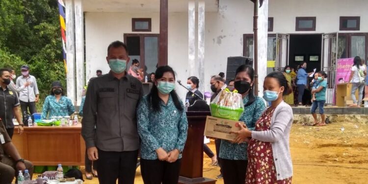 Ketua TP-PKK Kabupaten Gumas Mimie Mariatie Jaya Samaya Monong didampingi Bupati Jaya Samaya Monong memberikan bingkisan kepada ibu hamil, di Desa Tumbang Sian, Kamis (16/09/2021). (foto DISKOMINFOSANTIK GUMAS)
