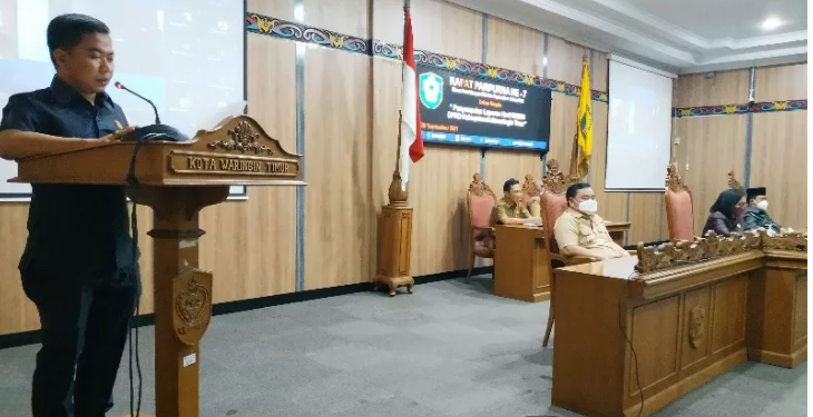 Anggota DPRD daerah pemilihan Kecamatan Mentawa Baru Ketapang, Riskon Fabiansyah menyampaikan hasil reses tim mereka dalam rapat paripurna, Selasa (28/9/2021). ANT/IST