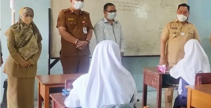 Ketua Komisi III DPRD Kotawaringin Timur Sanidin (kemeja putih) bersama Bupati Halikinnor dan Kepala Dinas Pendidikan Suparmadi memantau pembelajaran tatap muka di SMPN 1 Sampit, Senin (20/9/2021). ANT/IST/HO-Pemkab Kotim