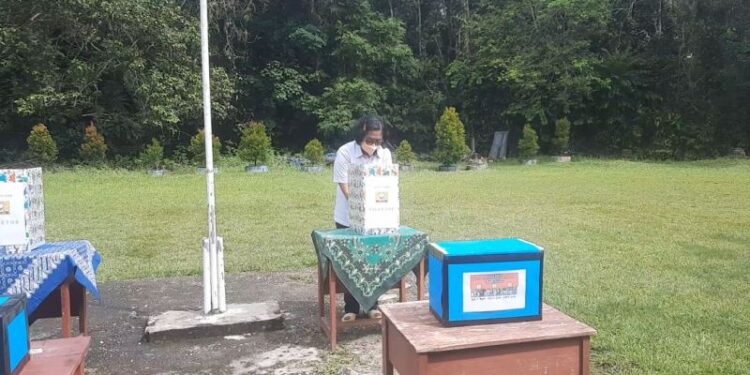 Kepala SMPN 2 Kurun, Ina Marita menggunakan hak pilih pada pemilihan Ketua dan Wakil Ketua OSIS di sekolah tersebut, Rabu (22/9/2021). (MASAPNEWS/GCM)