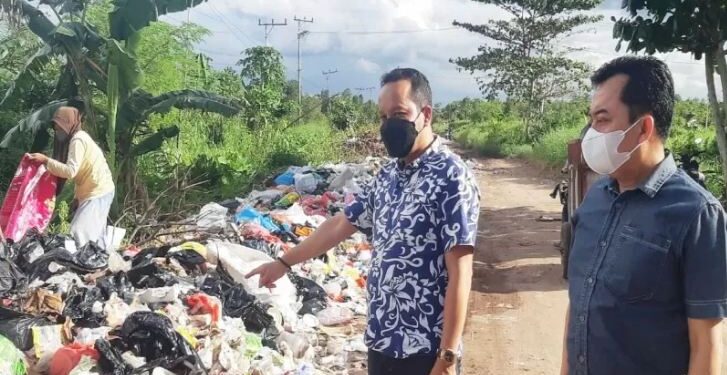 Sekretaris Komisi II DPRD Kotawaringin Timur, Syahbana dan anggota Komisi I Rimbun saat meninjau lokasi tumpukan sampah yang dikeluhkan Jalan Sawit Raya, Rabu (22/9/2021). ANT/IST