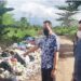 Sekretaris Komisi II DPRD Kotawaringin Timur, Syahbana dan anggota Komisi I Rimbun saat meninjau lokasi tumpukan sampah yang dikeluhkan Jalan Sawit Raya, Rabu (22/9/2021). ANT/IST