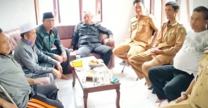 Wakil Ketua DPRD Kotawaringin Timur Rudianur (tengah) bersama legislator lainnya saat reses di Kecamatan Pulau Hanaut, Senin (20/9/2021). ANT/IST