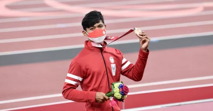 Arsip - Atlet para-atletik Indonesia Saptoyogo Purnomo menunjukkan medali perunggu setelah finis ketiga pada final nomor 100 meter putra T37 di Olympic Stadium, Tokyo, Jepang, Jumat (27/8/2021). (ANT/HO-NPC Indonesia)