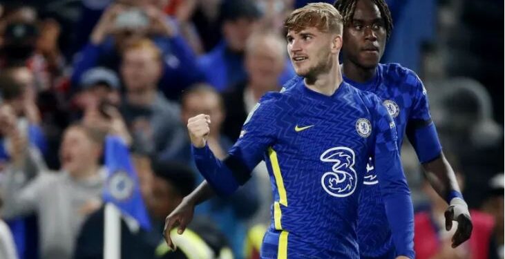 Pemain Chelsea Timo Werner merayakan golnya ketika The Blues menang adu penalti melawan Aston Villa pada babak ketiga Piala Liga di Stamford Bridge, London, Inggris, 22 September 2021. (Action Images via Reuters/PAUL CHILDS)