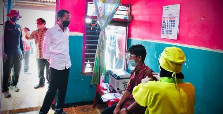 Presiden Joko Widodo meninjau pelaksanaan vaksinasi COVID-19 dari pintu ke pintu di perkampungan nelayan Sentolo Kawat, Cilacap, Jawa Tengah, Kamis (23/9/2021). ANT/IST