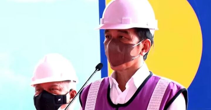 Tangkapan Layar Presiden Joko Widodo (Jokowi) didampingi Menteri Pekerjaan Umum dan Perumahan Rakyat Basuki Hadimuljono (kiri) saat meresmikan Bendungan Kuningan, Kabupaten Kuningan, Jawa Barat, Selasa (31/8/2021). ANT/Youtube Sekretariat Presiden/pri.