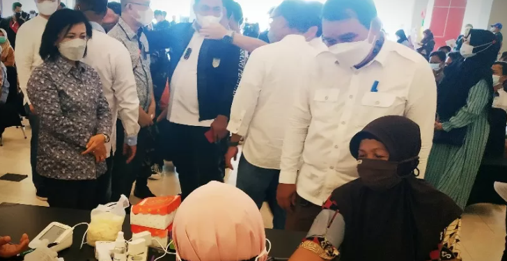 Ketua DPRD Kotawaringin Timur Rinie bersama Sekretaris Daerah Fajrurrahman memantau vaksinasi COVID-19 yang dilaksanakan Kadin Kotawaringin Timur, Sabtu (25/9/2021). ANT/IST