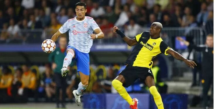 Pemain Manchester United Cristiano Ronaldo berebut bola dengan pemain BSC Young Boys Mohamed Ali Camara pada pertandingan fase grup Liga Champions di Stadion Wankdorf, Bern, Swiss, Rabu (15/9/2021). Setan merah harus tunduk di kandang Young Boys 1-2. ANT/IST