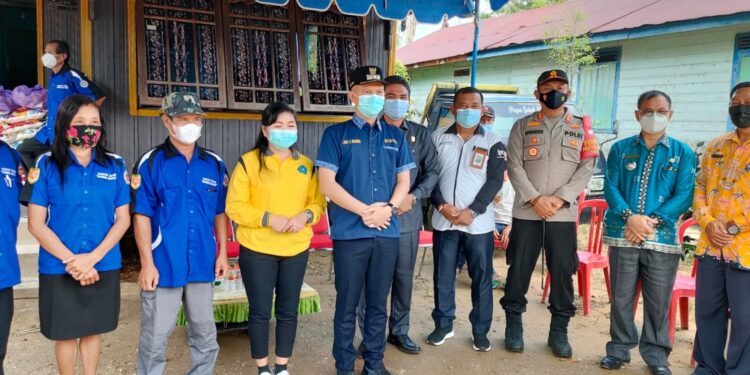Bupati Gumas Jaya S Monong, Waket I DPRD Gumas Binartha, Ketua RT 01 Kelurahan Tampang Tumbang Anjir Yuliana, dan lainnya.