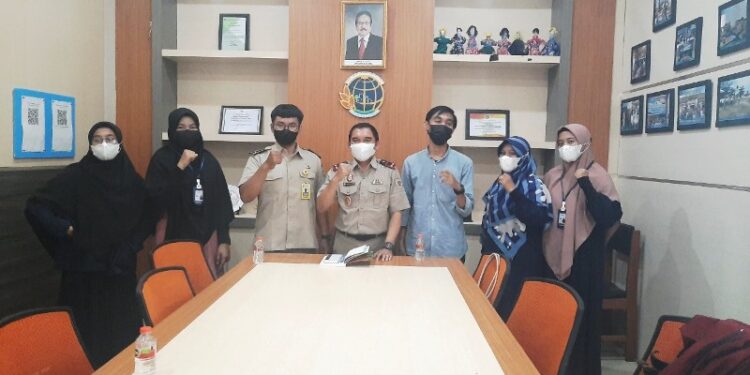 Kepala BPN Kabupaten Gumas, Ferdinan Adinoto (tengah) bersama tim dari Universitas Andalas berfoto bersama di kantor BPN setempat, Selasa (14/9/2021). (MASAPNEWS/GCM)