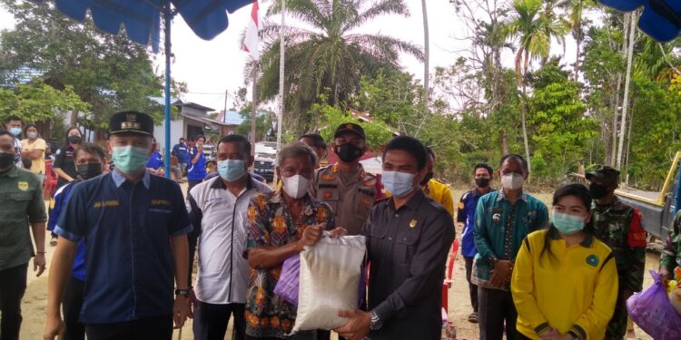 Waket I DPRD Gumas Binartha salurkan bantuan banjir dari Bank Kalteng Cabang Kuala Kurun kepada warga Kelurahan Tampang Tumbang Anjir, Kecamatan Kurun, Kamis (9/9/2021). (Foto : Diskominfosantik Gumas)