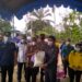 Waket I DPRD Gumas Binartha salurkan bantuan banjir dari Bank Kalteng Cabang Kuala Kurun kepada warga Kelurahan Tampang Tumbang Anjir, Kecamatan Kurun, Kamis (9/9/2021). (Foto : Diskominfosantik Gumas)