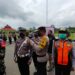 Kapolres Gumas AKBP Irwansah menyematkan pita sebagai tanda dimulainya operasi patuh telabang tahun 2021 di halaman mapolres setempat, Senin (20/9/2021). (Foto : Polres Gumas)