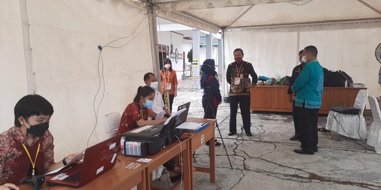 Sekda Gumas Yansiterson didampingi Kepala BKPSDM Kabupaten Gumas Guanhin dan lainnya memantau proses administrasi sebelum membuka SKD CPNS Pemkab Gumas 2021, di gedung CAT BKPSDM setempat, Kamis (16/9/2021). (MASAPNEWS/GCM)