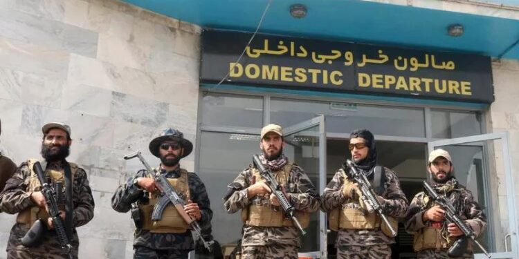 Pasukan Taliban berjaga tepat sehari setelah penarikan pasukan AS dari Bandara Internasional Hamid Karzai di Kabul, Afghanistan (31/8/2021). (MASAPNEWS/ANT/REUTERS)