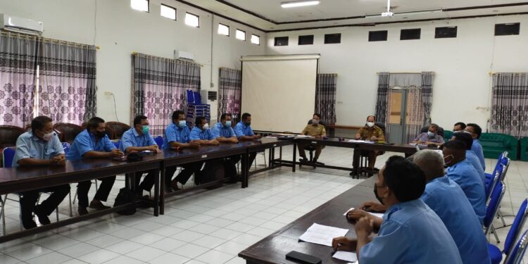 Dewas PDAM Kabupaten Gunung Mas (Gumas) melaksanakan Rapat Koordinasi dengan seluruh jajaran Direksi PDAM Tirta Bahalap Kabupaten Gumas, di Kuala Kurun, Selasa (31/8/2021).
