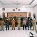 Teks foto Tim relawan pemulasaran jenazah pasien COVID-19 Kecamatan Tewah dan lainnya berfoto bersama, di aula kantor kecamatan setempat, Selasa (31/8/2021). (Foto : Polsek Tewah)