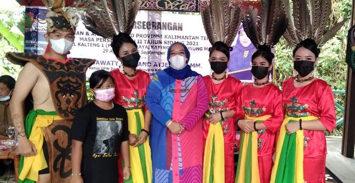 Wakil Ketua III DPRD Provinsi Kalteng, Faridawaty Darland Atjeh bersama pelaku seni tradisional dari Sanggar Seni Budaya Segah Batuah berfoto bersama, saat reses perseorangan di Kecamatan Tewah, Kabupaten Gumas, Kamis (2/9/2021). (IST)
