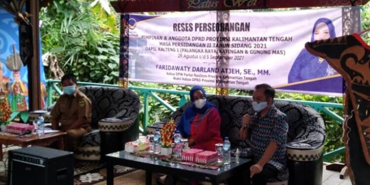 Wakil Ketua III DPRD Kalteng Faridawaty Darland Atjeh (tengah) didampingi Anggota DPRD Kabupaten Gumas Evandi (kanan) dan Sekcam Tewah, saat melakukan reses perseorangan di Kecamatan Tewah, Kabupaten Gumas, Kamis (2/9/2021). (IST)