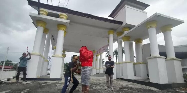Seniman Bengkulu gelar teatrikal kritik kinerja pemerintah. (ANT//Bisri Mustofa)