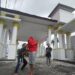 Seniman Bengkulu gelar teatrikal kritik kinerja pemerintah. (ANT//Bisri Mustofa)