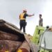 Truk pengangkut log kayu yang terbalik di Desa Bukit Rawi, Kabupaten Pulang Pisau, Jumat (3/9/2021). PT HPL menegaskan truk tersebut bukan transportir milik mereka.